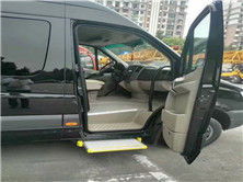 上海安致汽車(chē)租賃 奔馳凌特17座商務(wù)車(chē)實(shí)體拍攝與產(chǎn)品解析